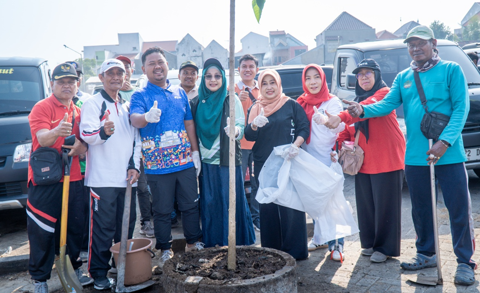 Pimpin Aksi Jumat Asri di Pasar Krempyeng, Bupati Gresik Ingatkan Ancaman Perubahan Iklim